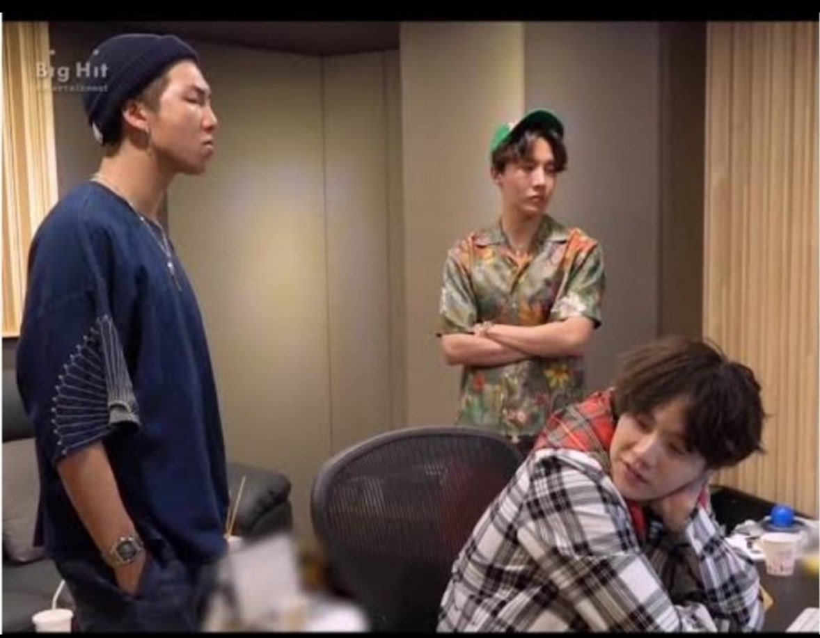 FOrisit36qnl5's tweet image. It’s funny how rapline were “literally” judging their own songs before. The difference is, since they were the ones working on Ddaeng, we never heard any complaints from their fans. Now that kpoop stans got involved, suddenly there’s “misunderstanding” everywhere 🤣🤣