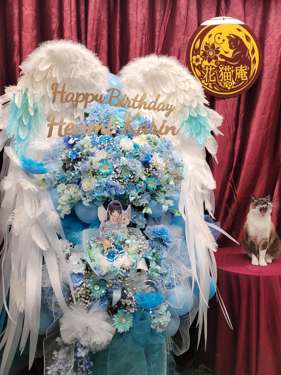 8787neko's tweet photo. 辺見花琳さん生誕花。お誕生日おめでとうございますニャ！
　翼は得意ですにゃ🐱
#フラスタ　#翼フラスタ
翼付き��スタンド花 : 花猫庵 https://t.co/wv2vkvB0T0 https://t.co/vokaoBVbdg