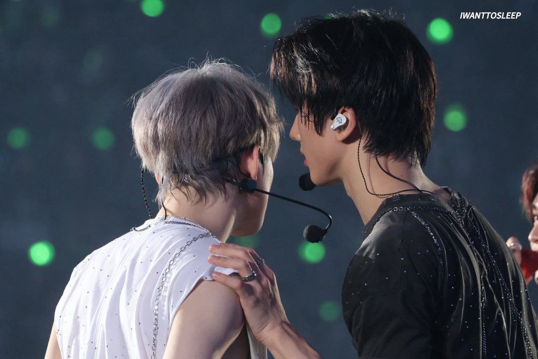 지겅이 덩치는 다큰 리트리버면서 
철러랑 귓속말할때는 세상 조심히 어깨에손올리고
속닥거리는거 너무 소중함