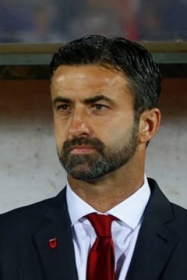 MilanUpdate's tweet photo. Panucci Angkat Bicara: "Saya Akan Selalu Membela Leao. Terlalu Banyak Omong Kosong Tentang Anak Itu."

Mantan bek AC Milan, Christian Panucci, berbicara kepada Gazzetta dello Sport mengenai persaingan gelar juara Rossoneri dan jalannya musim ini. Berikut adalah kutipannya:

Musim Rafael Leao

"Bagi saya, dengan kualitas bek yang ada di Italia saat ini, Leao sebenarnya bisa bermain sebagai pemain nomor sembilan, meski dia jelas tipe penyerang yang tidak biasa. Bukan kebetulan kalau saat dia kesulitan mendapatkan bola, dia akan melebar ke sisi kiri. Saya akan selalu membela Leao. Sebab, setiap kali ada perdebatan tentang anak ini, orang-orang sering lupa siapa dia sebenarnya: sosok yang bisa menyalakan atau mematikan lampu sesuka hati, tapi saat dia menekan sakelarnya, dia benar-benar pembeda. Sudah saatnya berhenti melabeli Leao sebagai fenomena saat dia mencetak gol dan menyebutnya tidak berguna saat dia bermain buruk. Dia memang seperti itu, performanya naik-turun bagaikan arus bolak-balik."

Menuju Laga Napoli-Milan

"Ini akan menjadi laga yang sangat berat bagi Rossoneri, karena perlahan tapi pasti, Conte telah mendapatkan kembali semua pemainnya yang sempat absen. Saya yakin jika tanpa badai cedera, Napoli akan bersaing ketat dengan Inter di puncak. Bermain tanpa delapan atau sembilan pemain sekaligus itu bukan sekadar alasan, itu kenyataan pahit bagi Antonio (Conte)."