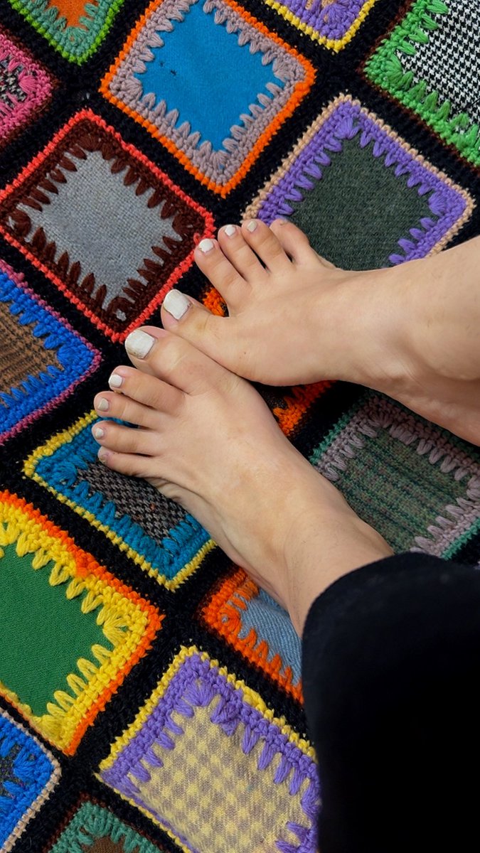 kuromibabbyyy's tweet photo. Get on your knees where you belong… my feet aren’t gonna worship themselves🦶🏽🦶🏽💰♥️ #feetmodel #footfreakhandler #prettyfeet https://t.co/SxrseyhHE8