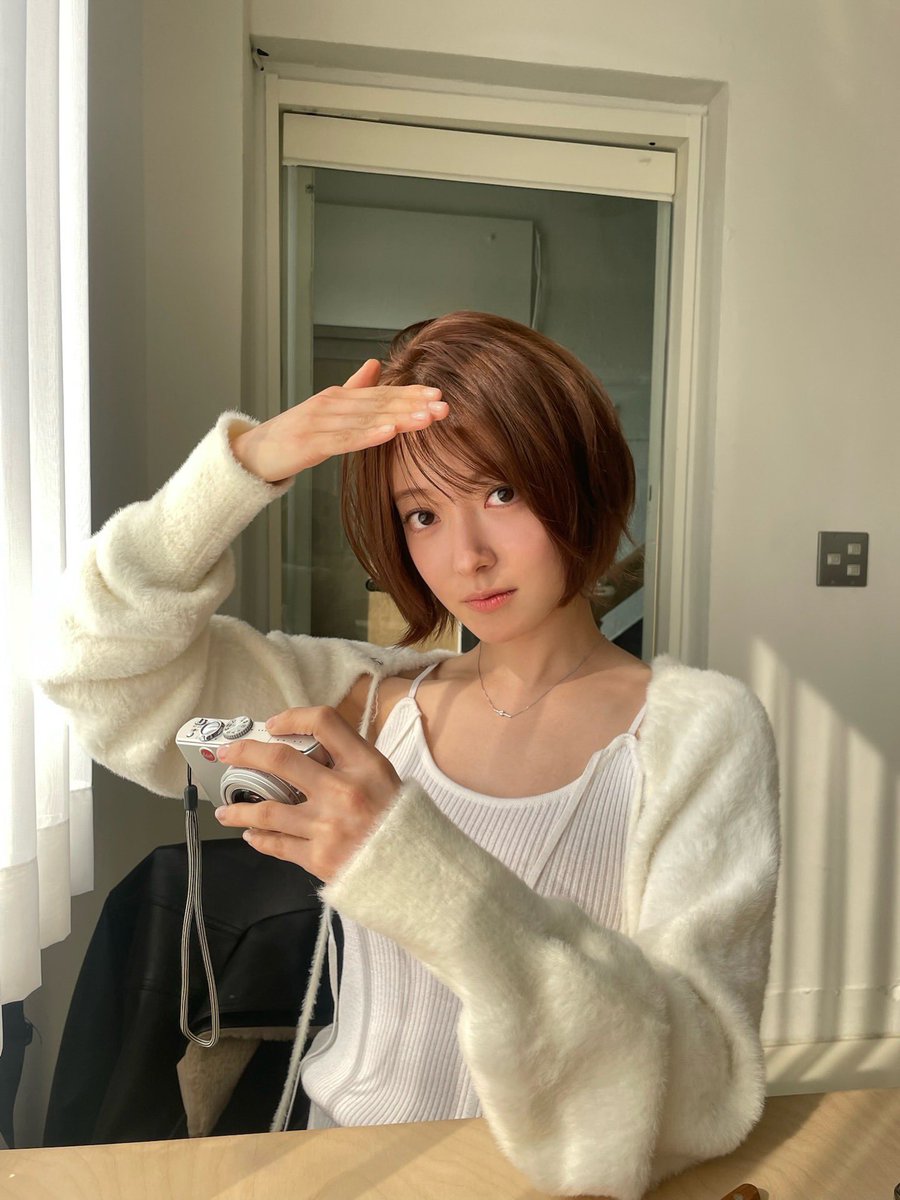 roong1220's tweet photo. 이세영 단발 붐이 왔자나 .ᐟ
이 사이에 3개월 있는데 분위기 갈아끼운거🙊💞
장발 단발 몰루겟고 저는 이세영 얼굴이요 https://t.co/vi6NZp7dTq