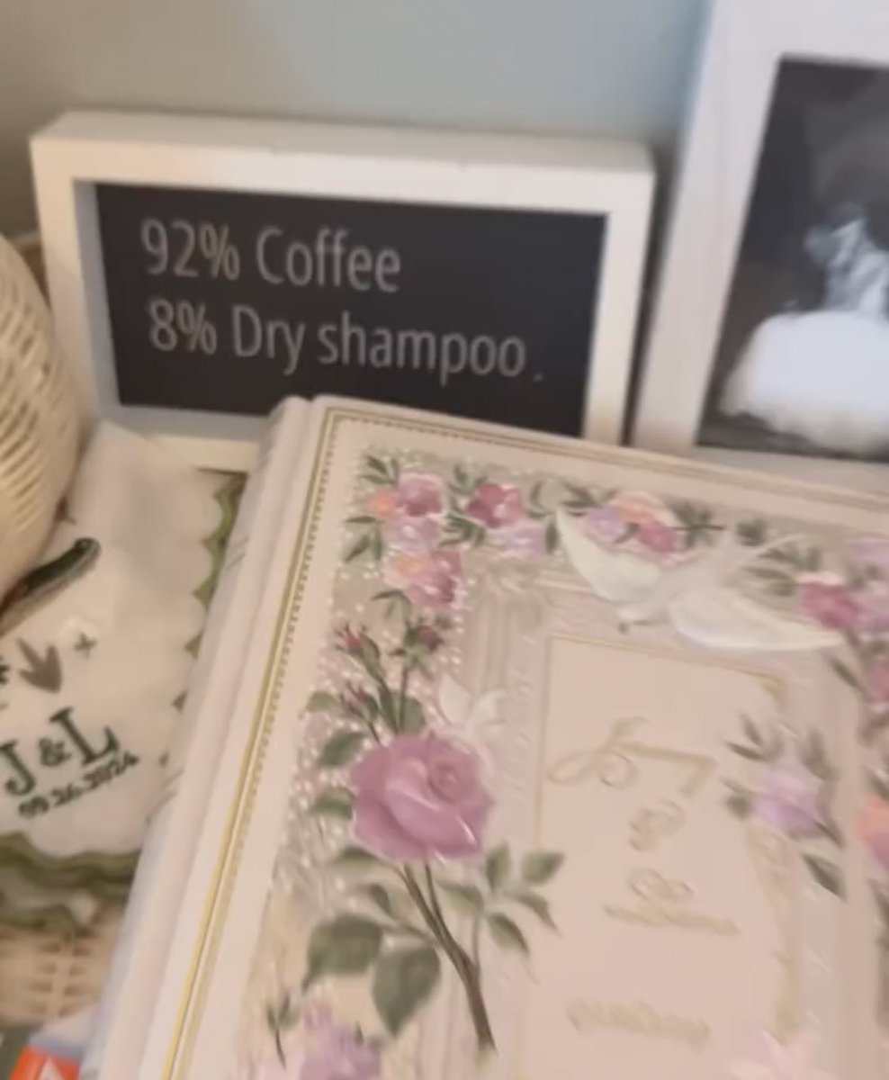 lanadelreyad's tweet photo. Coisas interessantes nas fotos de Lana Del Rey 

1. 92% café 8% shampoo a seco 
2. Ela usa crocs e o Jeremy usa uma pulseira da Cartier 
3. O guardanapo do casamento dela tinha um jacaré gigante https://t.co/yuZABIcD4g