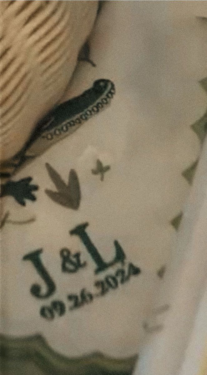 lanadelreyad's tweet photo. Coisas interessantes nas fotos de Lana Del Rey 

1. 92% café 8% shampoo a seco 
2. Ela usa crocs e o Jeremy usa uma pulseira da Cartier 
3. O guardanapo do casamento dela tinha um jacaré gigante https://t.co/yuZABIcD4g