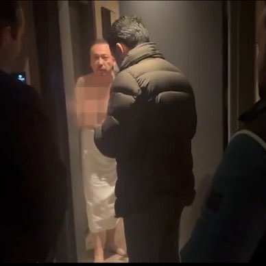 Eğer bu şahıs sakallı, sarıklı olsaydı sapık ve pedofili diye manşetlerde gezerdi.

CHP’liler halen utanmadan ve ahlaksızca 57 yaşındaki bir şahısı savunuyorlar. Bunlar kadar yüzsüz bir kitle yoktur..