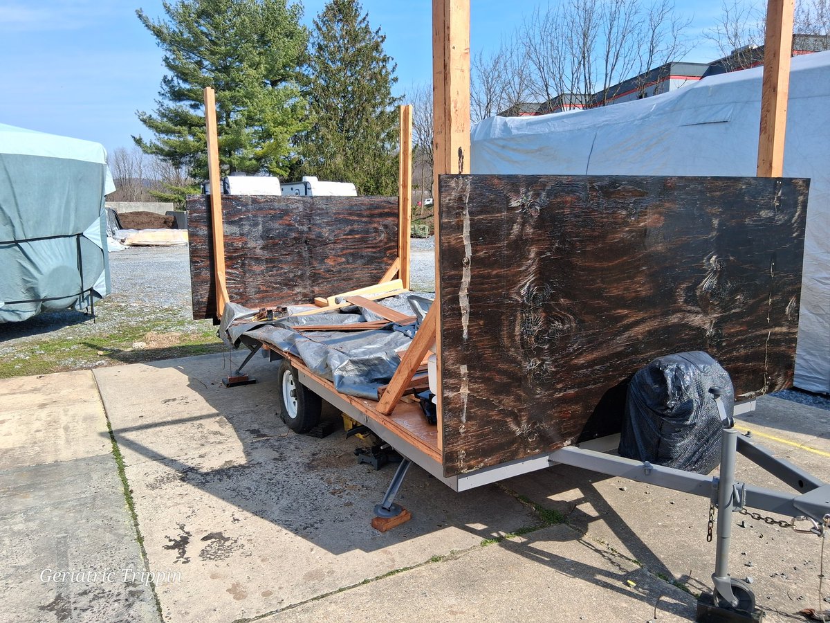 GeriatricTrippi's tweet image. Generator is now mounted on the tongue. Front and rear bulkheads are mounted. Time to finish framing. 

#tinyhome #geriatrictrippin #rvlife #camping