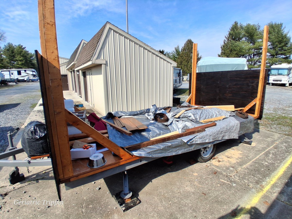 GeriatricTrippi's tweet image. Generator is now mounted on the tongue. Front and rear bulkheads are mounted. Time to finish framing. 

#tinyhome #geriatrictrippin #rvlife #camping