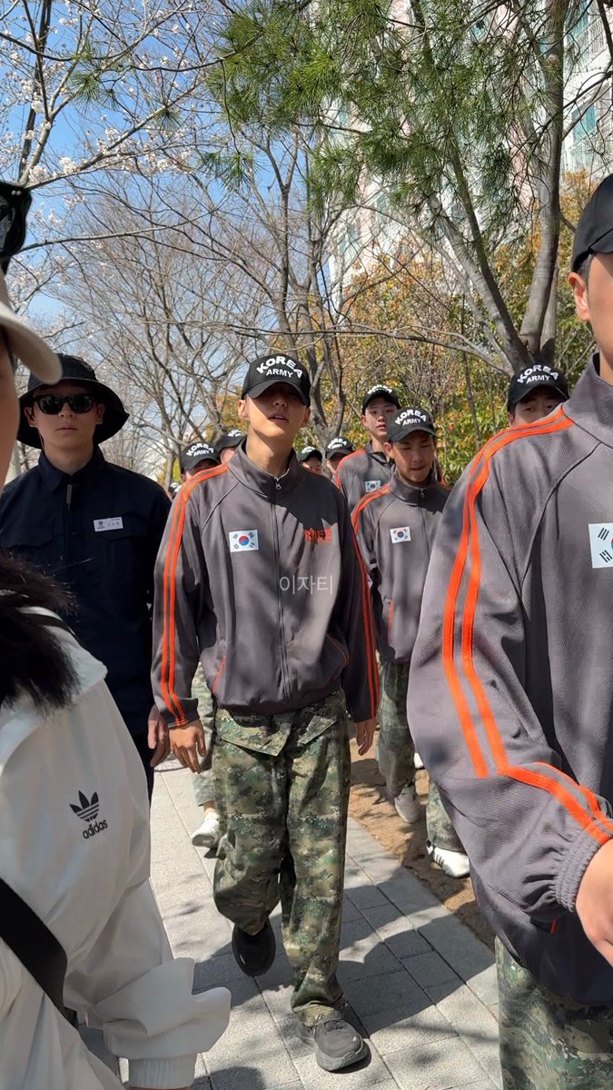 이자티 tweet media