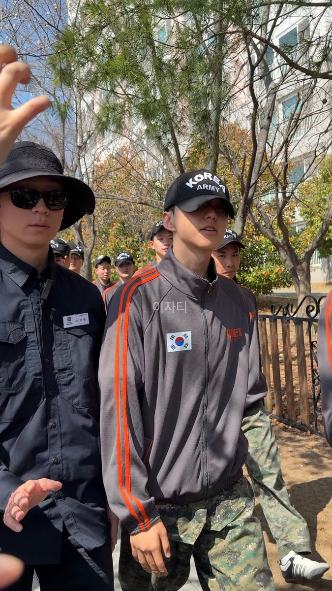 이자티 tweet media