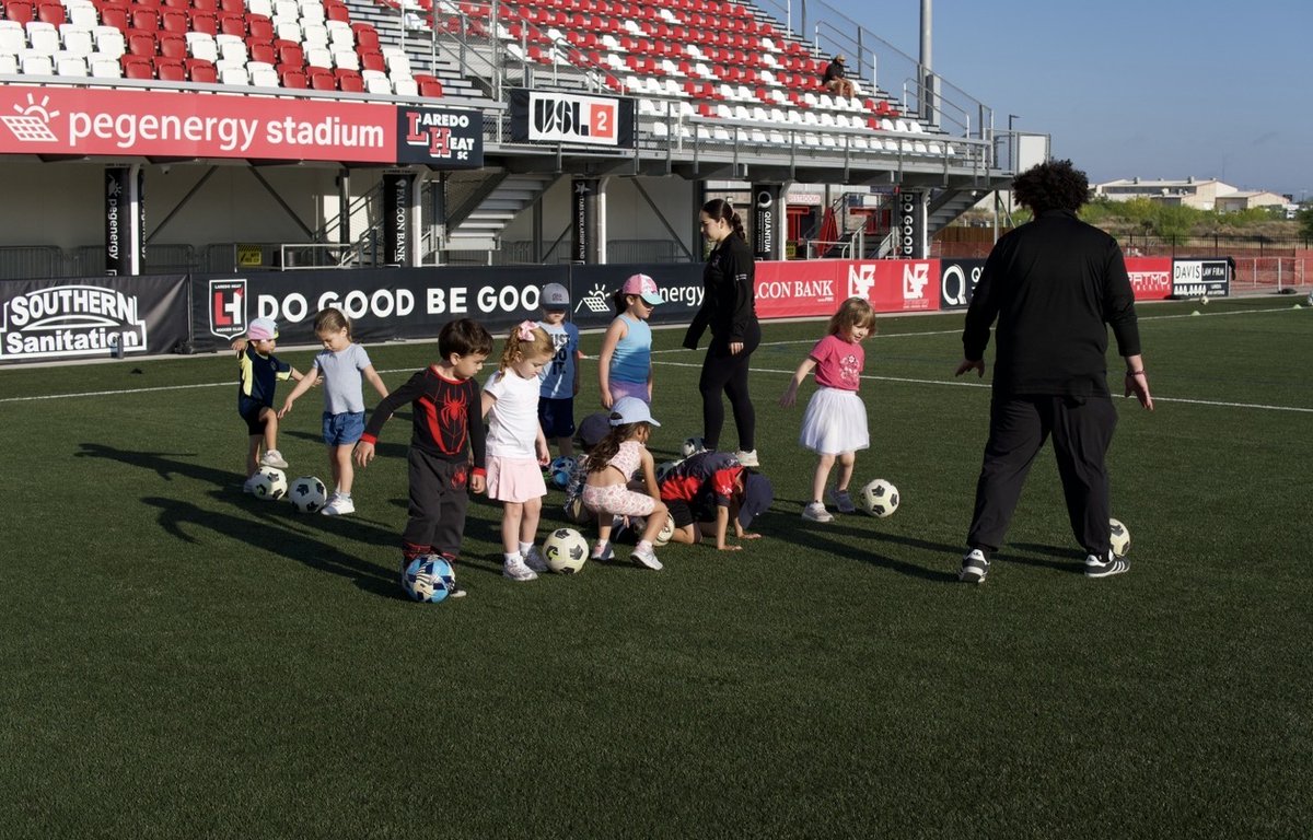 LaredoHeatSC's tweet photo. We had a great time hosting Mundo Montessori at PEG Energy Stadium! Our coaches led a 2-hour clinic filled with fun, skill-building, and plenty of smiles❤️🖤 #VamosLaredo #LaredoHeat #YouthDevelopment #YouthSoccer #pegenergystadium https://t.co/jHkkAi9zxv