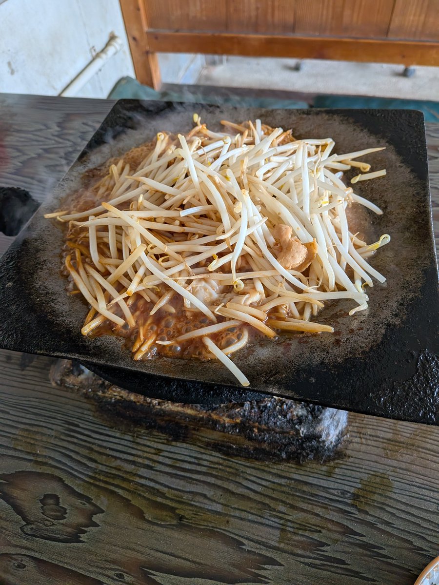elcispop's tweet photo. 火加減は自分で早いとこ調整が必要。食堂なんてあるのかななんて思いながら歩いてやっと到着。ご飯のモチモチ感、豚汁の美味しさ。
これ冬にまた来よう。 https://t.co/he2BBXXxi1