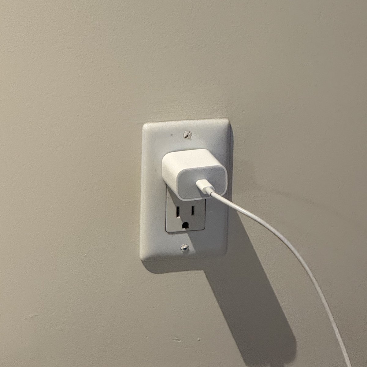 샤갈
고속충전기 다른 곳에 꽂아야돼서 빼다가 감전당함
지금 왼쪽 검지가 저려
미친 나를 충전시키지말라고