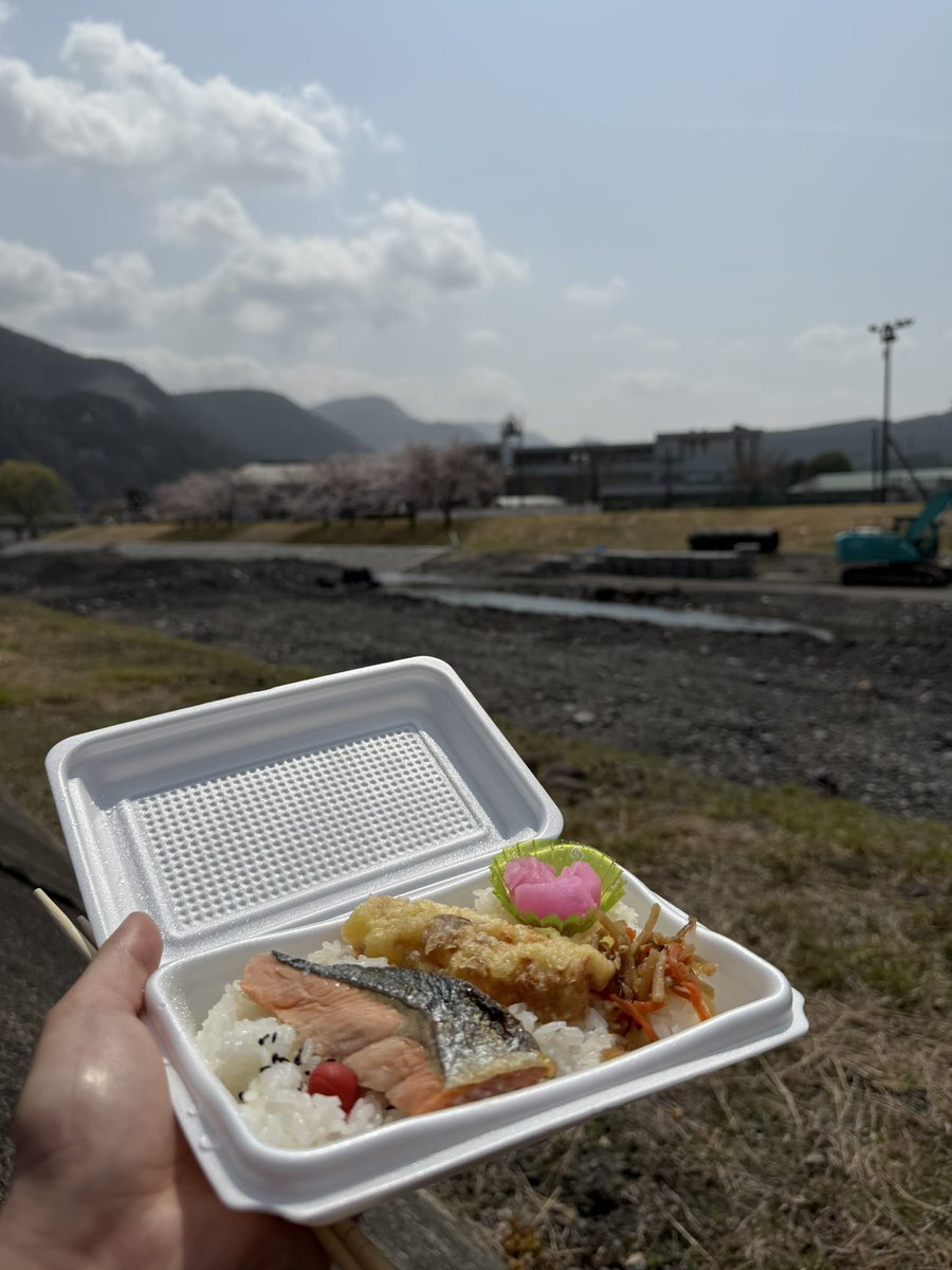 GasGasES700's tweet photo. #オクシズアドベンチャーラリー でお弁当を食べた
コメがうまい！
天気も良くて最高！ https://t.co/QQ4XDS9C99