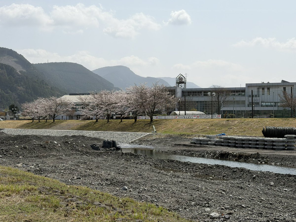 GasGasES700's tweet photo. #オクシズアドベンチャーラリー でお弁当を食べた
コメがうまい！
天気も良くて最高！ https://t.co/QQ4XDS9C99