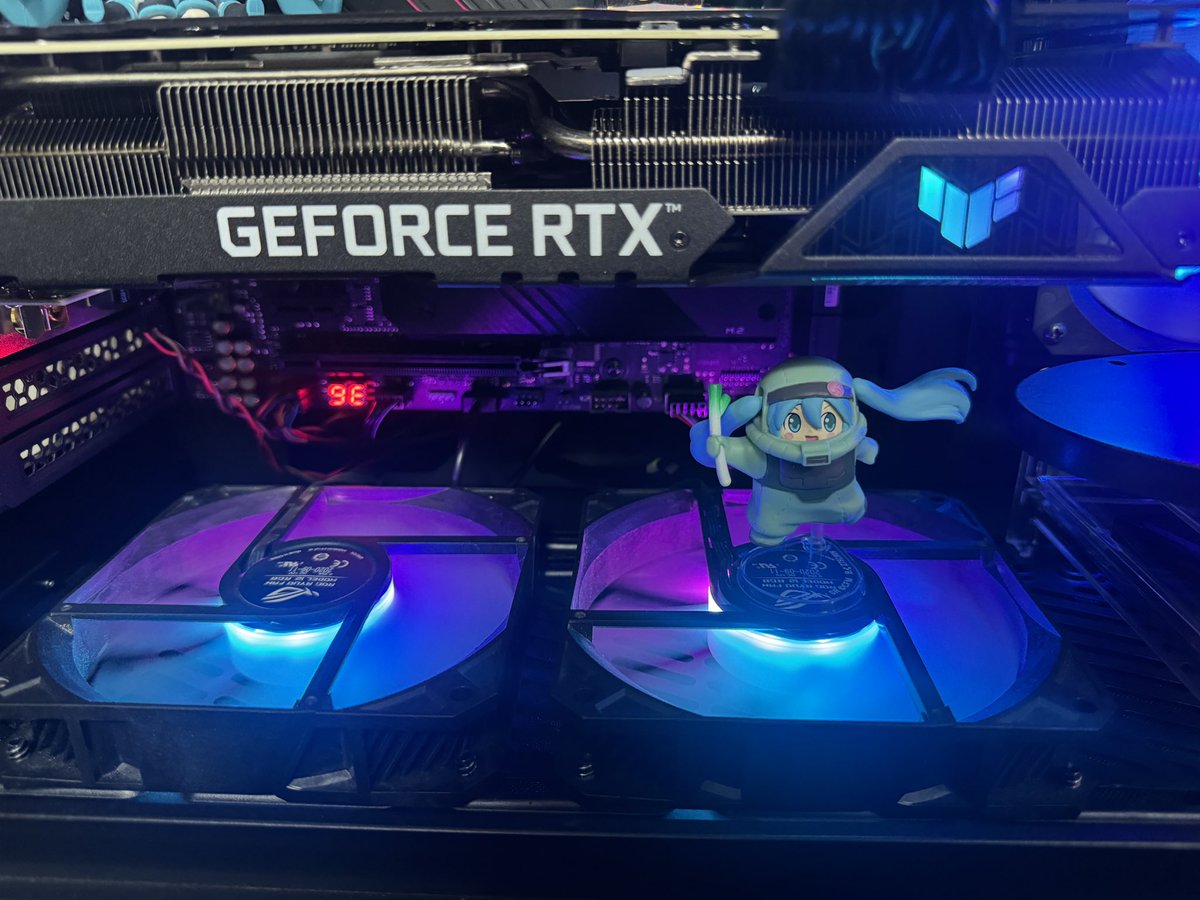 久しぶりにミクガチャ！
まだLED照明付き
フィギュアケースに余裕があるので
もう1人やればよかった・・・