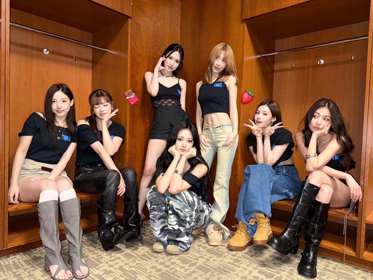 TWICE tweet media
