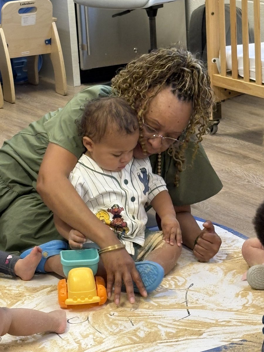 LittleEaglesCLA's tweet photo. There’s nothing fancy here—and that’s the point.
Water. Cereal-sand. Curious hands.

When simple materials meet caring adults, something powerful unfolds: connection, discovery, real learning.

This is where it all begins. 
#risddreambig https://t.co/lScefdMHs6