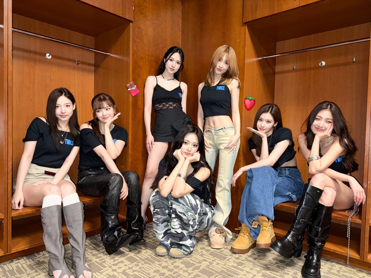 TWICE Bot tweet media