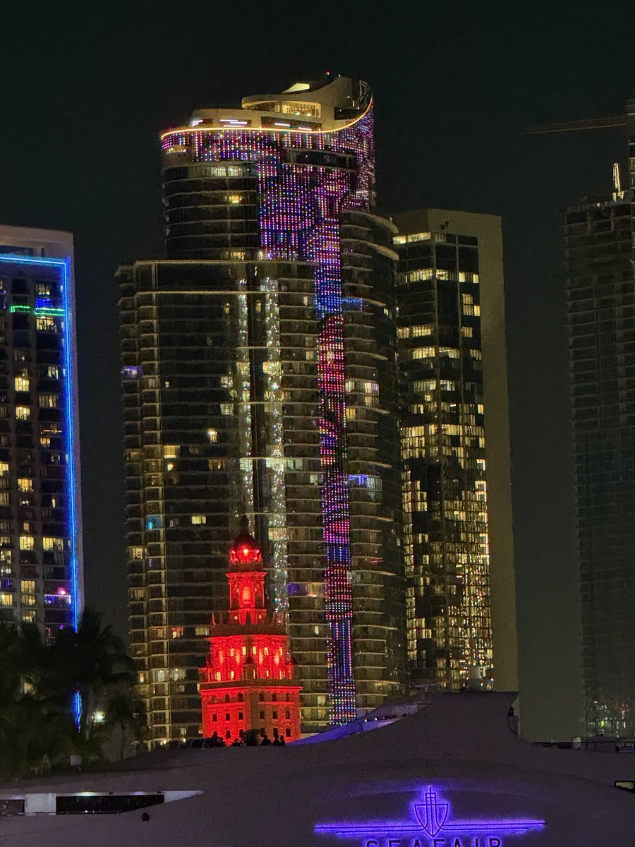 AholSniffsGlue tweet media