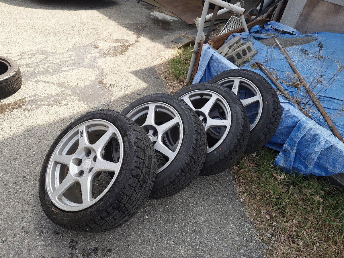 取り敢えずスタッドレスのブレーキダスト落としは終了！タイヤ交換終わるまで天日干し！