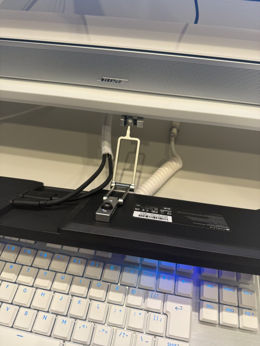 Anru252's tweet photo. PREDUCTSのガジェットアームは
Xeneon edgeの取付にオススメです！
ジョイント部分をしっかり閉めれば割とどの位置でも固定できます！
耐荷重が少しオーバーするので自己責任になりますが… https://t.co/KnV5HrEYnY