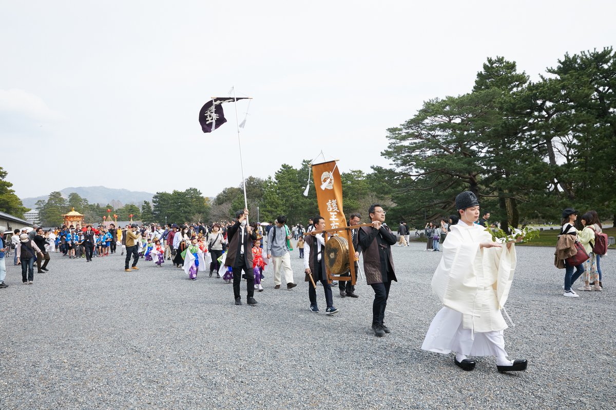 kyoto_gooujinja's tweet photo. 【神幸祭斎行につきお知らせ】
３月２９日（日）は神幸祭斎行につき、準備および諸祭事のため境内全域を使用しますので、ご参拝の皆様には以下につきご了承下さい。

・御祈祷や正式参拝を含む昇殿参拝を終日休止とさせていただきます。

・神社南北の塀沿いの駐車場も含め、すべての参拝者用駐車場がご利用いただけません。お車でご参拝にお越しの方は、近隣の有料駐車場等をご利用下さい。

皆様にはご不便をおかけしますが、何卒ご理解ご協力を賜りますようお願い申し上げます。

＃京都 ＃護王神社