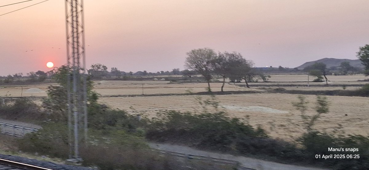 JaysAAP's tweet photo. The sun slips out quietly behind the trees...

Shot from a moving bus No 8

#Goodmorning
#theme_pic_india_sunrise 
#RoClicks https://t.co/HsypdjAtm2