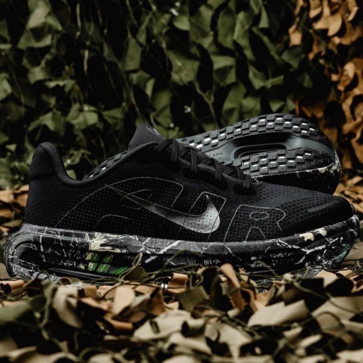 SNKR_TWITR tweet media