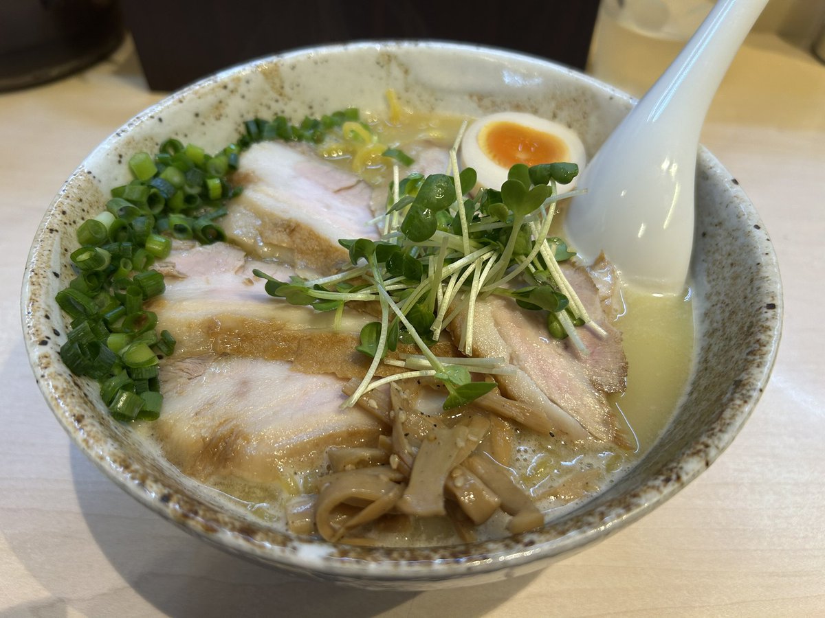 コバやん tweet media