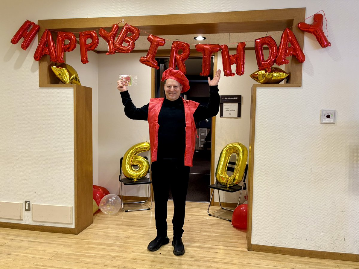ondaifes's tweet photo. 今日はマエストロ
ジョン•アクセルロッドの
60歳還暦のお誕生日🎂

ゲネプロが始まると
キャンディードからの
みんなでハッピーサプライズ！！

実は2日目の分奏の時から
入念に準備を進め、
舞台スタッフも昨日出入りを
確認して臨みました。
無事、大成功✨✨ https://t.co/0DSJ7spzwf