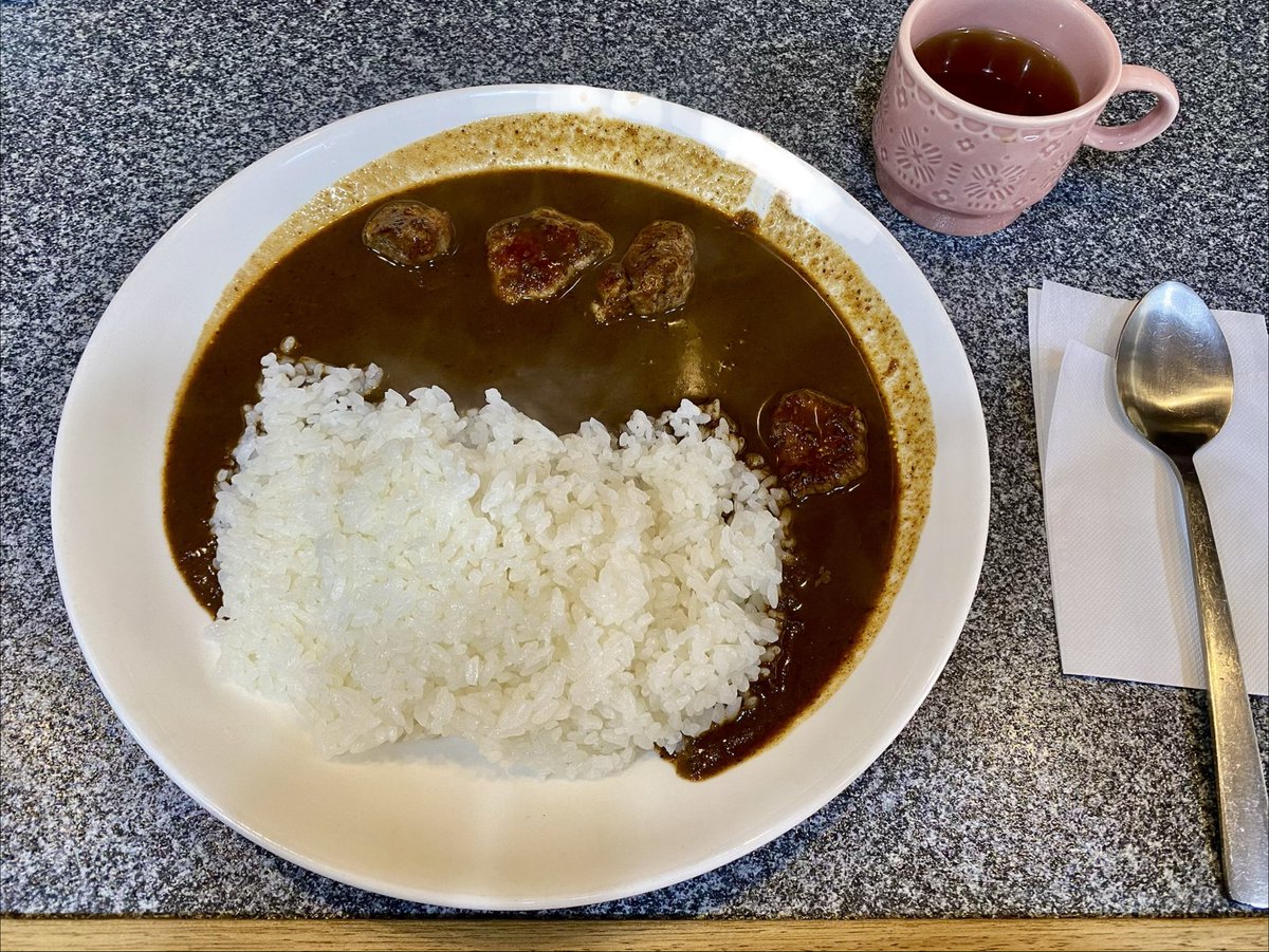 西宮北口の貧頭にてラムカレー‼︎
ノーマルで中辛ぐらいの辛さ
スパイスカレーと言うより薬膳カレー、一般的なクミンやクローブなどの香辛料とは別の風味が強い
好みの分かれそうな味