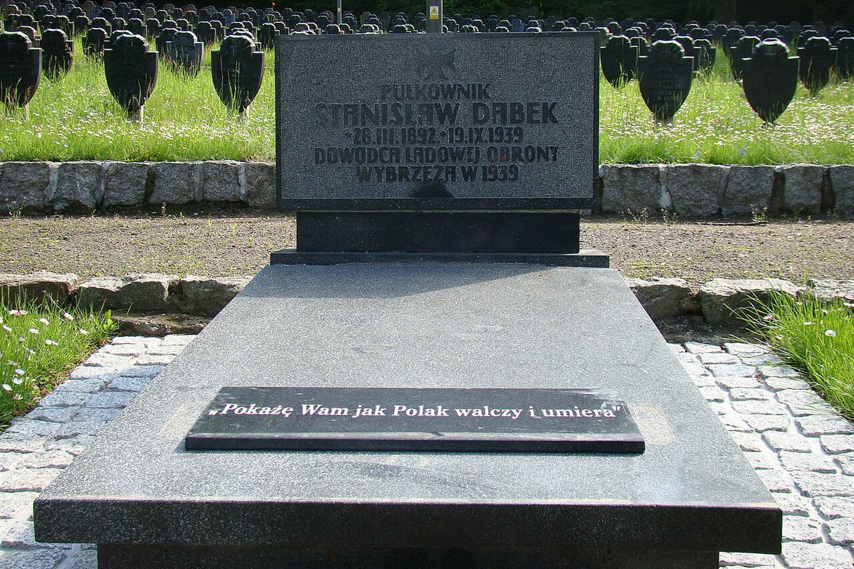 Alicja322's tweet photo. #EchoHistorii 
28 III 1892 ur. się płk. Stanisław Dąbek. Jeden z najlepszych oficerów WP, w 1939 d-ca Lądowej Obrony Wybrzeża. Z zawodu nauczyciel ludowy z zamiłowania żołnierz, wychował kilkanaście roczników żołnierzy. W obliczu nieuchronnej klęski, odebrał sobie życie 19 IX 39. https://t.co/bBkIv8hMJi