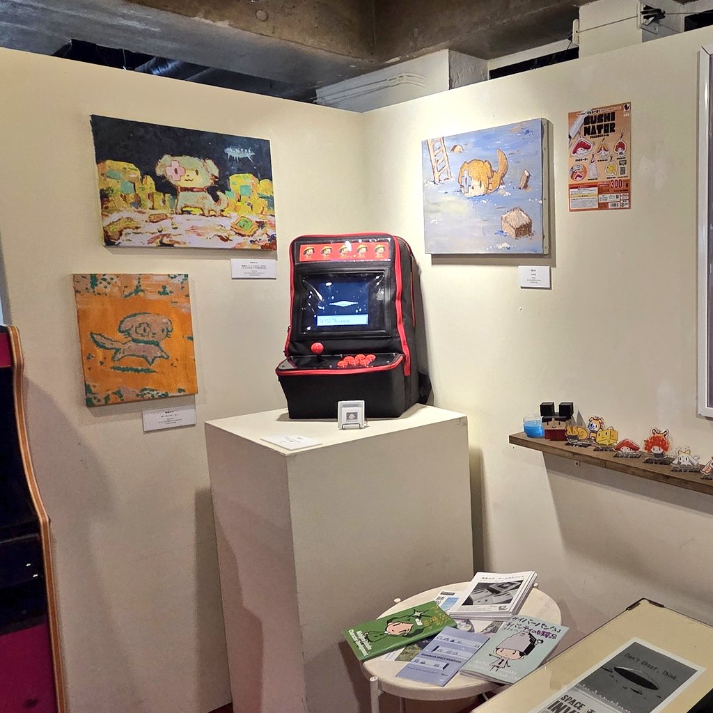 Exasio's tweet photo. オン・サンデーズ中地下ギャラリーで「西島大介｜ゲームのたつじん」を見た
西島さんのゲームをプレイできるだけでなくその場で買える驚き
家のゲームボーイで実際に遊べる。本体があれば。
すしネーターのアクリルガチャがあったり「アートのきざし」理論の本を読めたり、楽しいが詰まった展示だった https://t.co/TWUR4urlvW