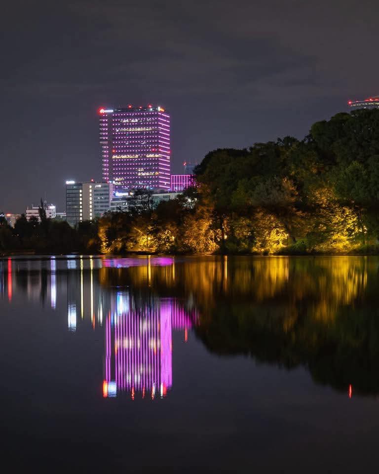 Travel_2Romania's tweet image. You’ve got iconic parks like Herăstrău (King Mihai I Park)perfect for long walks by the lake,bike rides,or just relaxing with a☕. Then there’s Tineretului Park,more local,more energetic,great if you want to feel the everyday rhythm of the city.
Carol Park,with its impressive