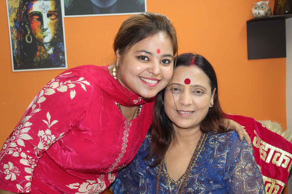 Mastersmriti's tweet photo. Ritu Singh ji celebrity astrologer and a true soul with glimpse of purity from Banaras ❣️❤️💋 https://t.co/gc5d6itWVR