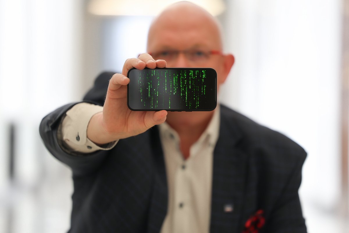 McGramat's tweet image. Wśród kilkunastu ustaw przyjętych wczoraj w @KancelariaSejmu jest #DGA - #DataGovernanceAct czyli stworzenie otoczenia prawnego dla powtórnego wykorzystywania danych gromadzonych przez administrację. 
Tym samym budujemy w Polsce 🇵🇱 kolejny element wspólnotowego prawa i to w