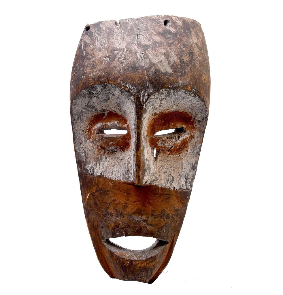 datom_dav's tweet photo. Selon votre publication, @AleshOfficiel, grand frère. Ce qui m’intéresse, c’est le masque que vous avez posté. Il n’appartient pas aux Shi, mais aux Lega du Sud-Kivu. Les Shi n’ont pas de culture du masque, et il est très rare d’en trouver chez eux. Ils fabriquaient seulement des pichets avec des visages, de très beaux pichets. Ceci est une copie d’un masque lega, et il n’est pas bien sculpté. Les gens fabriquent cela pour vendre à ceux qui ne connaissent pas l’histoire ni la culture. Les masques shi sont t colorés. Vous pouvez vérifier.