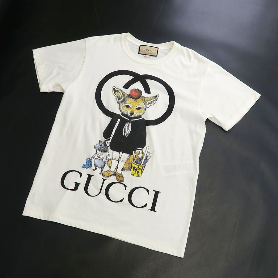 📢さのやブティック店から商品入荷のお知らせ⚡️

グッチより、ヒグチユウコ氏とのコラボTシャツが入荷しました👕✨
独創的なタッチで描かれた猫などのモチーフが魅力のスペシャルアイテム🐈‍⬛🎨

アートとファッションが融合した唯一無二のデザインで、コーデに個性と遊び心をプラスしてくれます💫