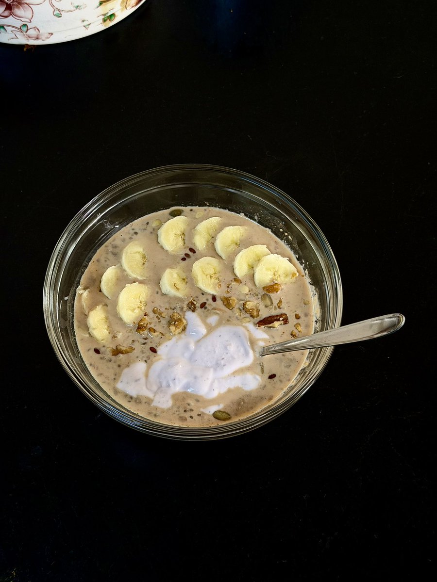 CoachTSardar's tweet photo. What’s stopping you from eating better?

Soak oats in milk overnight.

Add 1 scoop whey in the morning.

Top with fruits and nuts.

High protein.
Zero hassle.

Perfect for busy days and staying on track. https://t.co/i0rAhQ8tdF