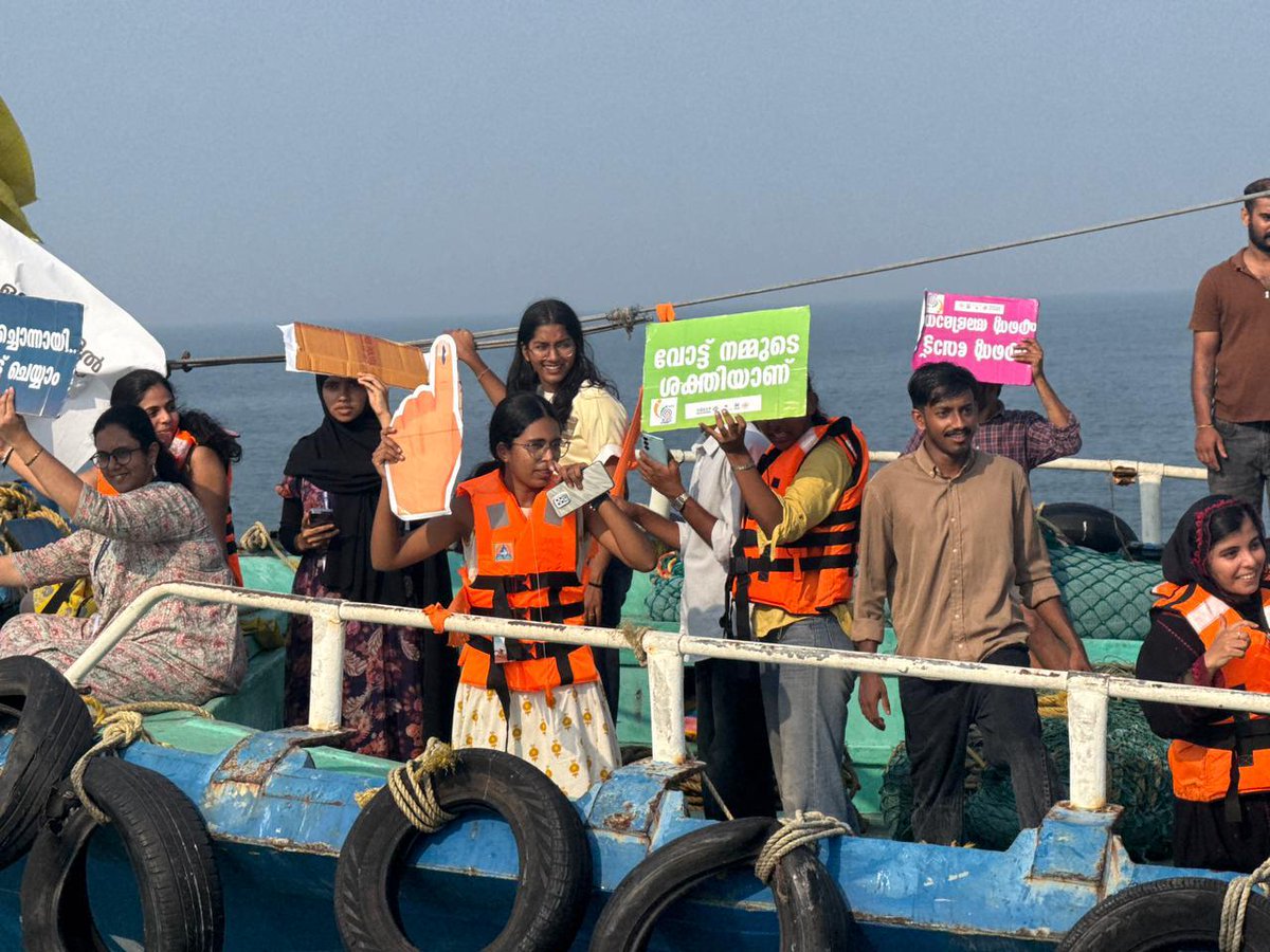 ECISVEEP's tweet photo. Chunav Ka Parv, Kerala Ka Garv ✨ 

A unique SVEEP boat procession in Kozhikode takes voter awareness forward, inspiring greater participation in the democratic process

#ECI #KeralaElections2026 https://t.co/R0q87egqVB