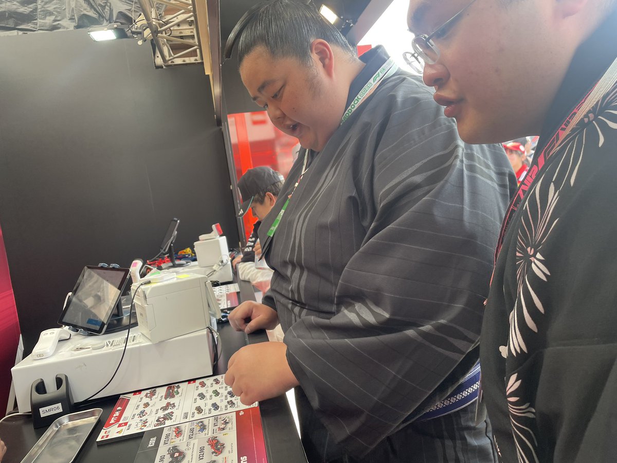 F1日本グランプリ×大相撲＞ トークショーの前に、会場内の展示や