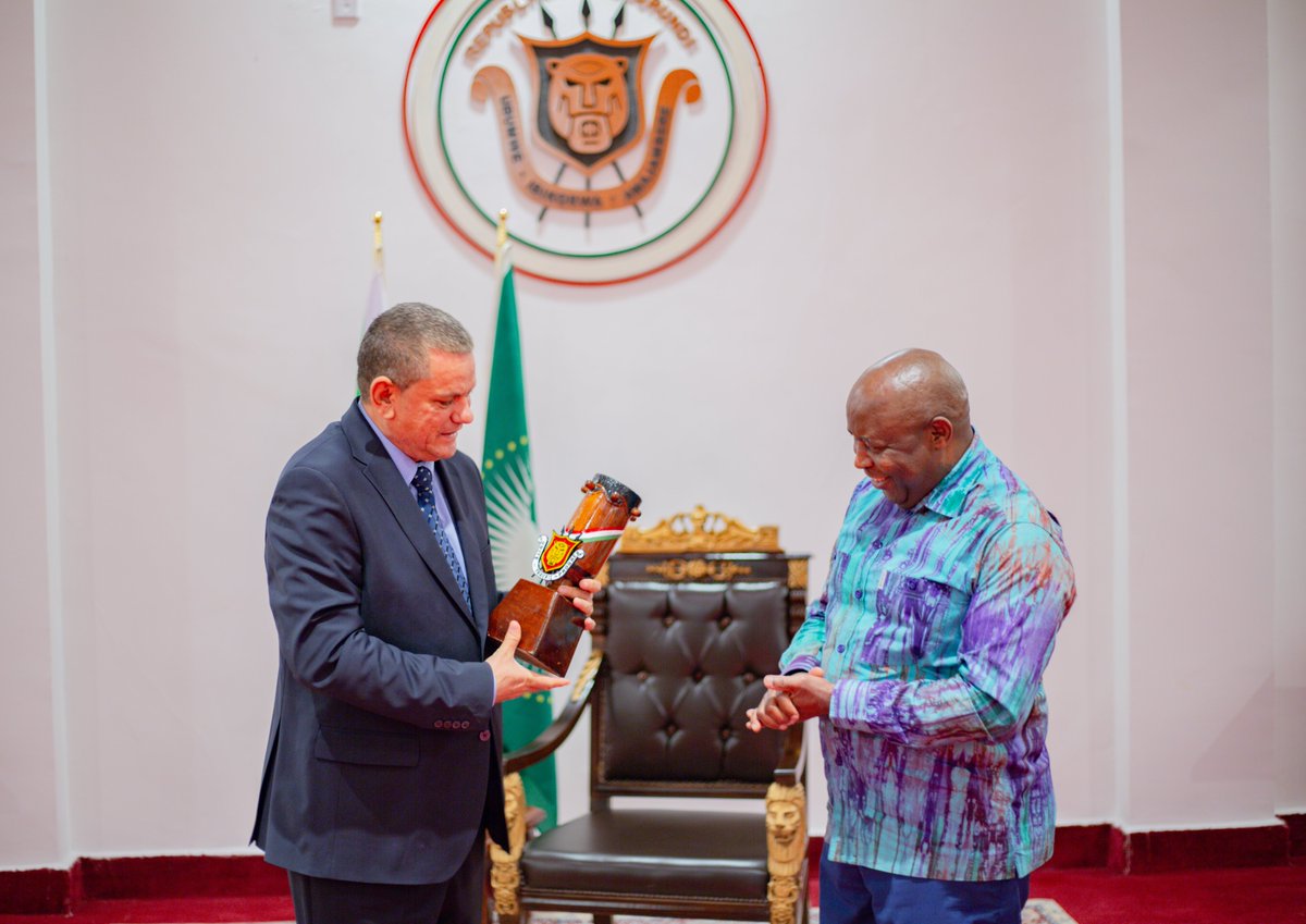 À l’issue de la rencontre, Son Excellence le Président de la République a offert au Dr  Crespin un tambour traditionnel, symbole fort de l’identité et du patrimoine culturel burundais.