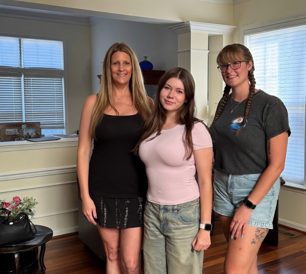 mother daughter tweet media