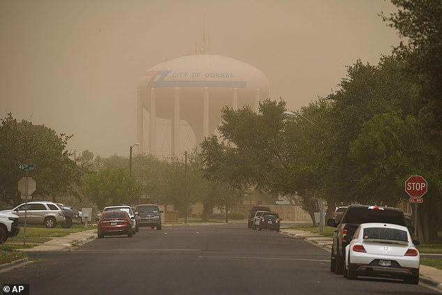 cosmicfirepeace's tweet photo. Over a million #Americans warned to stay inside and lock windows as #toxicair spreads across South, hazardous clouds cover large cities in #Texas, including El Paso, Lubbock, Midland and Odessa. In #NewMexico, major communities including Hobbs, Carlsbad and Deming are also in the danger zones ...