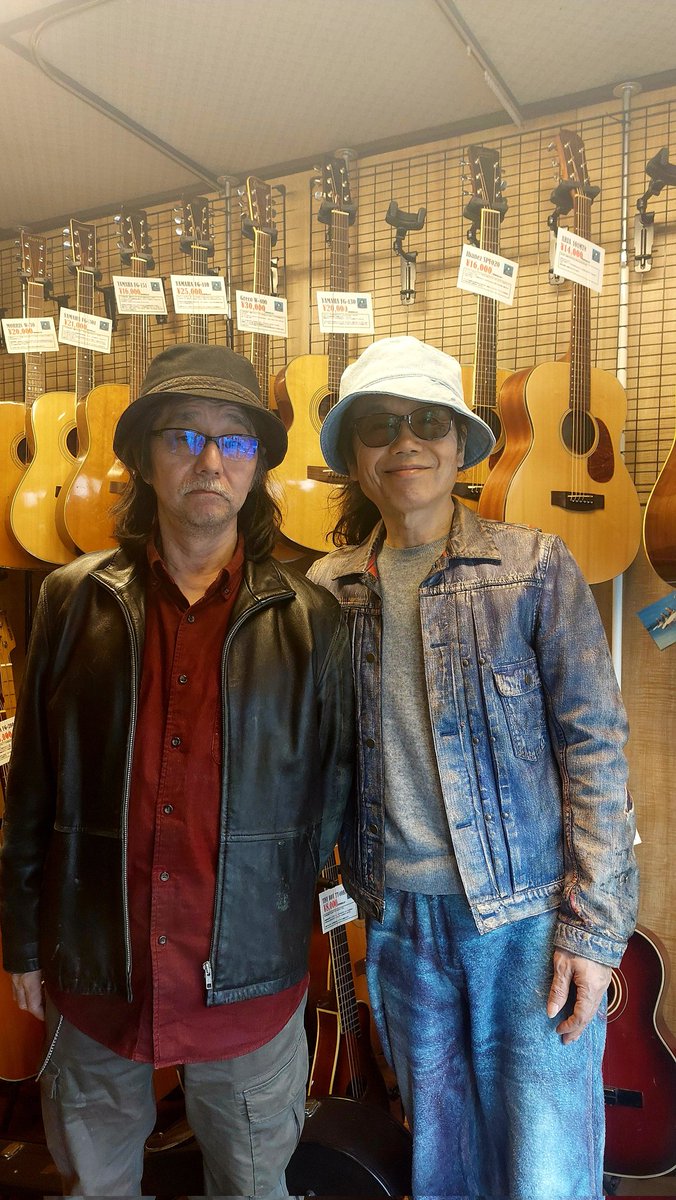 Grasshopper_G's tweet photo. 久しぶりに白いギターのサインが増えました。
山弦の小倉博和様、ありがとうございました‼️ https://t.co/6dEey0BAlp