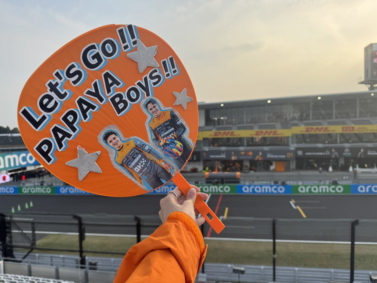 このうちわ何年使ってるんだっけ。笑

2026年は最初で最後と決めているV席！
マクラーレンの目の前🧡
前夜祭始まりましたが、1ミリも移動せずがっつりマクラの作業見学してますわよ✨
たーのしー！！
よぉぉぉー！！
#F1jp #鈴鹿 #mclaren