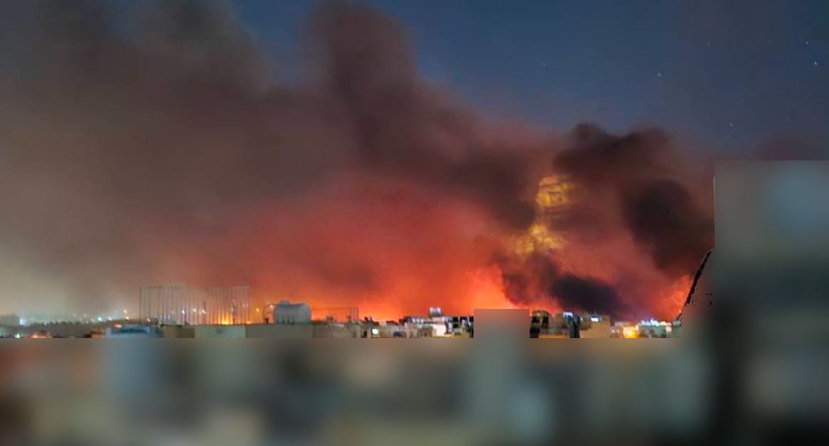 القصف الجوي ينور طهران الغارق في الظلام.