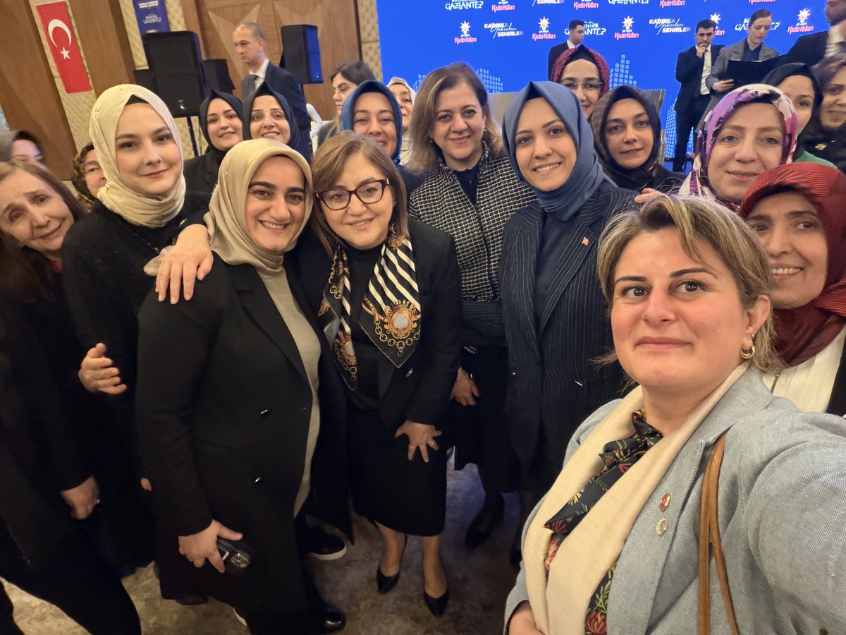 📍 Gaziantep

AK Parti Genel Merkez Kadın Kolları Başkanlığımız tarafından düzenlenen ve Fatma Şahin’in kıymetli ev sahipliğinde gerçekleştirilen “Kadınla Yükselen Dirençli Şehirler” programı kapsamında; Kadın Kolları Genel Başkanımız Sayın <a href="/tugbaisikercan/">Tuğba IŞIK ERCAN</a> , Genel Başkan