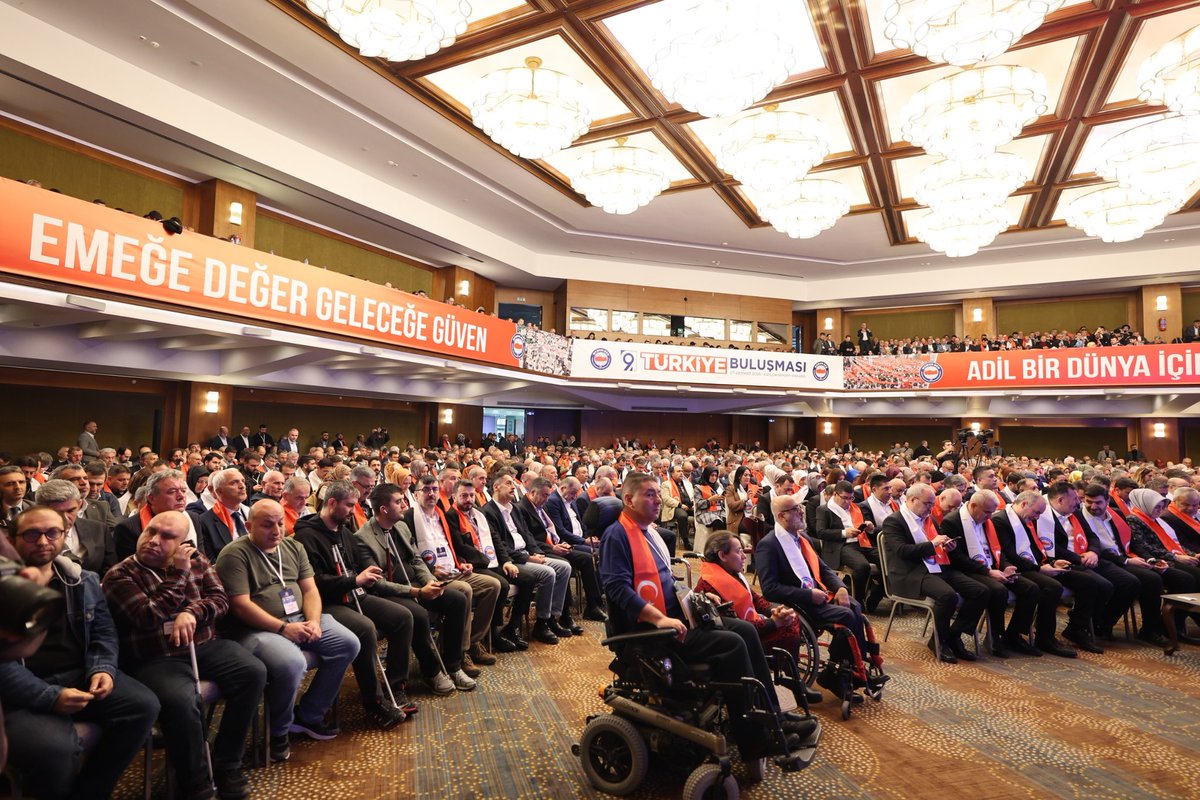 Memur-Sen Teşkilattan Sorumlu Genel Başkan Yardımcımız Levent Uslu, 9. Türkiye Buluşması’nın açılışında yaptığı konuşmayla teşkilat ruhunu ve mücadele çizgisini güçlü bir şekilde ortaya koydu.

Uslu, 9. Türkiye Buluşması’na bir gün önce gerçekleştirilen siyah çelenk eylemiyle