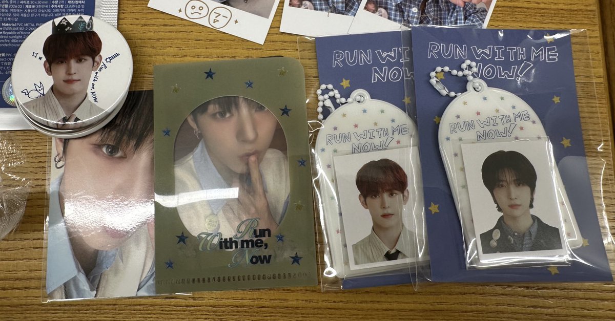 Jo4yc9's tweet photo. #나우즈 #NOWZ 팬콘 MD 교환

DAY_AND ONLY BOOTH 포카 저: 진혁
반다나 포카 저: 진혁
아이디카드 저: 현빈 연우
핀뱃지 저:현빈

윤으로 교환 원합니다!! https://t.co/7A2opZYq2r